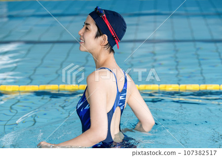 woman going to the pool 107382517