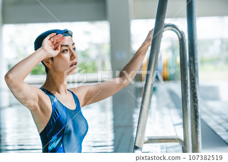swimmer swimming 107382519