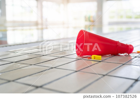擴音器放置在白色磁磚地板上 擴音器放置在白色磁磚地板上 107382526