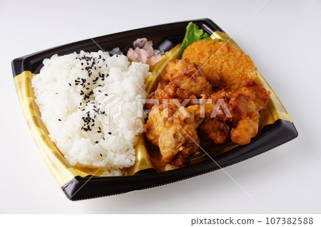 Fried chicken thigh and croquette bento 107382588