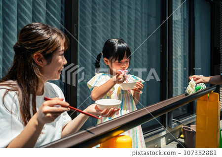 一家人在花園裡做素面 107382881