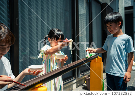 一家人在花園裡做素面 107382882