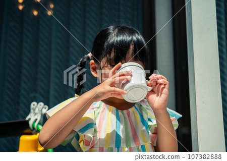 drink, younger, girl 107382888