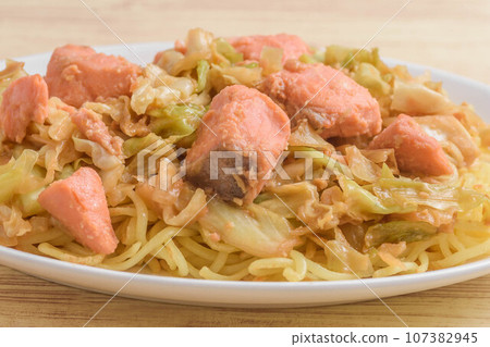 Salmon Chanchan Yakisoba 107382945