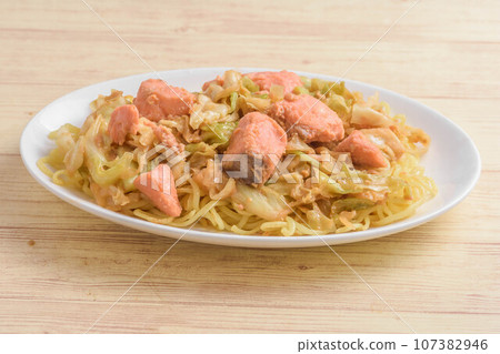 鮭魚醬醬炒麵 107382946