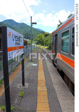 Kiha 11 type train (towards the water tower) stopping at Ise-Okutsu Station on the Meisho Line Kiha 11 type train (towards the water tower) stopping at Ise-Okutsu Station on the Meisho Line 107383158