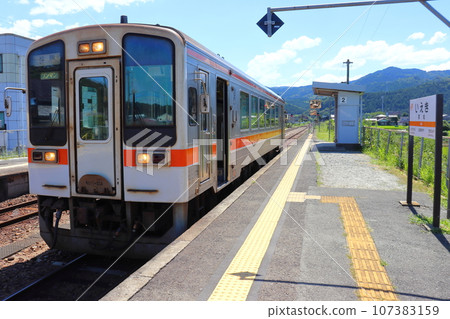 紀波11號列車在名鬆線伊城站停靠（三重縣津市） 107383159