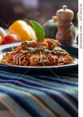 義大利麵配新鮮番茄培根番茄羅勒醬 107384230