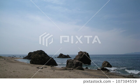 日本海、奇岩怪石、淡島和藍天 107384559