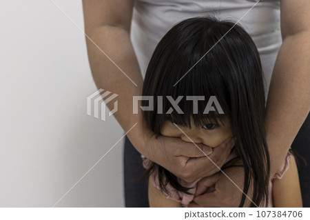 嘴巴被從後面摀住的女孩（3歲，日本人）。綁架影像 107384706
