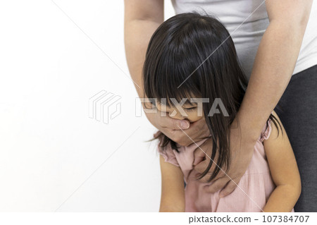 嘴巴被從後面摀住的女孩（3歲，日本人）。綁架影像 107384707