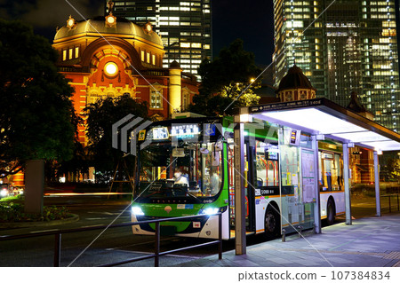 都營巴士（SCANIA、全平板巴士）停靠在燈火通明的東京車站背景中 107384834