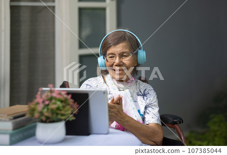 Music therapy in dementia treatment on elderly woman. 107385044