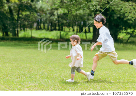 活躍的孩子們在公園裡互相追逐，兄弟姐妹，跑步，衝刺 107385570