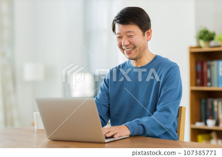 Senior men who play computer 107385771
