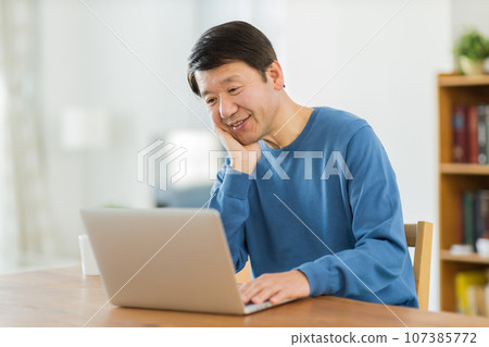 玩電腦的老人 107385772