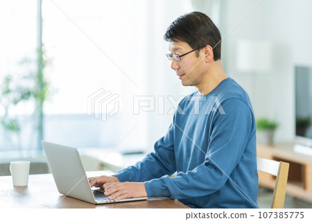 Senior men who play computer 107385775