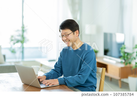 Senior men who play computer Senior men who play computer 107385784