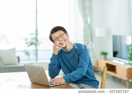 Senior men who play computer 107385787
