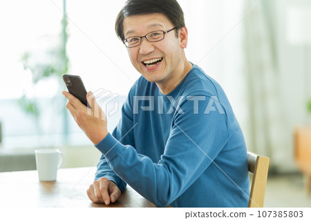 拜訪智能手機的老人 107385803