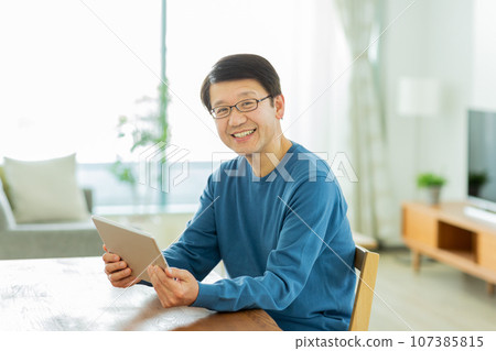 看片劑個人計算機的老人 107385815