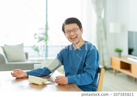 測量血壓的老人 107385821