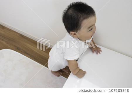 抓著桌子的嬰兒(男孩,9個月大,1歲,日本) 抓著桌子的嬰兒(男孩,9個月大,1歲,日本) 107385848