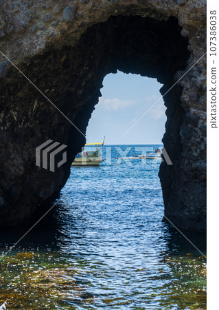 Image of Ganmon, a tourist attraction in Noto famous for its cliffs and strangely shaped rocks | Noto Kongo | Shiga Town, Hakui District, Ishikawa Prefecture 107386038