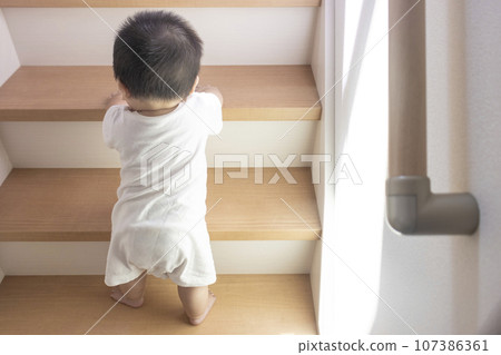 嬰兒爬樓梯的後視圖（男孩，0歲，9個月大，日本） 107386361