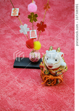 Mottled patterns, New Year decorations and dragon figurines 107386991