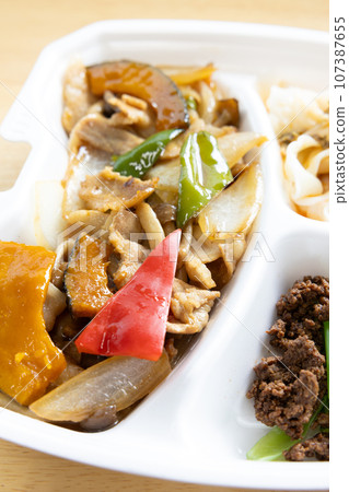 Delicious stir-fried pork and oyster bento Delicious stir-fried pork and oyster bento 107387655
