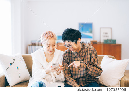 一起看智能手機的夫婦 107388006