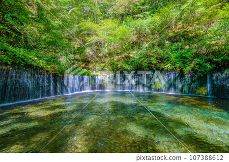 Shiraito瀑佈在長野縣輕井澤鎮 Shiraito瀑佈在長野縣輕井澤鎮 107388612