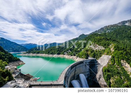富山縣黑部峽谷的黑部水壩 富山縣黑部峽谷的黑部水壩 107390191