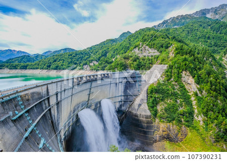富山縣黑部峽谷的黑部水壩 富山縣黑部峽谷的黑部水壩 107390231