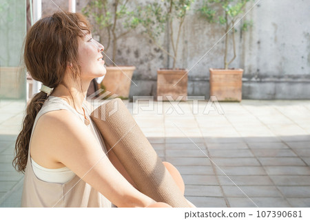有瑜珈墊的亞洲女性（日光浴、紫外線防護、瑜珈、皮拉提斯、排毒） 107390681