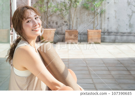 有瑜珈墊的亞洲女人（瑜珈、皮拉提斯、排毒） 107390685