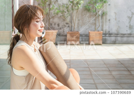 有瑜珈墊的亞洲女人(瑜珈、皮拉提斯、排毒) 有瑜珈墊的亞洲女人(瑜珈、皮拉提斯、排毒) 107390689