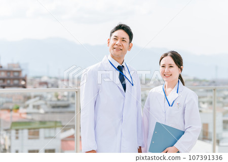 鄉鎮、地區、地方城市醫院工作的醫護人員、白大褂醫生、醫生、醫護人員。 鄉鎮、地區、地方城市醫院工作的醫護人員、白大褂醫生、醫生、醫護人員。 107391336