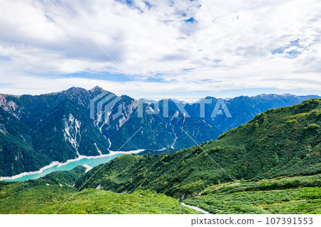 從富山縣立山黑部阿爾卑斯山路線眺望立山山脈 107391553