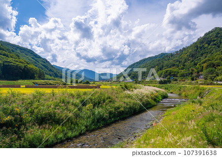 初秋的內村川流經上田市的鄉村 107391638