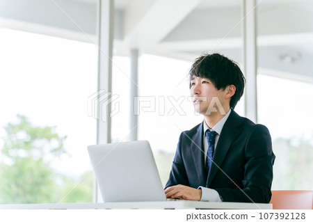 使用筆記型電腦的年輕商人(學習課程、培訓、會議、研討會、研討會、活動) 使用筆記型電腦的年輕商人(學習課程、培訓、會議、研討會、研討會、活動) 107392128
