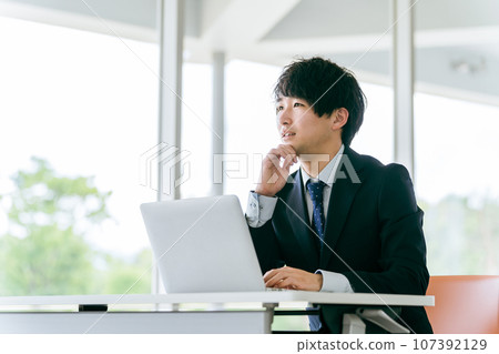 使用筆記型電腦的年輕商人(學習課程、培訓、會議、研討會、研討會、活動) 使用筆記型電腦的年輕商人(學習課程、培訓、會議、研討會、研討會、活動) 107392129