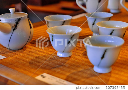 放在桌子上的杯子 107392435