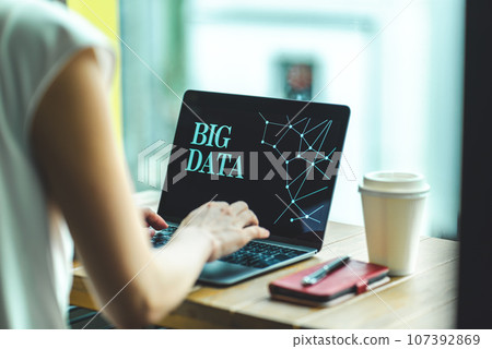 女人操作一台個人計算機 107392869