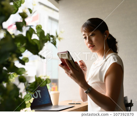 看智能手機的婦女 107392870