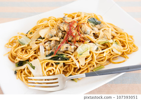 美味的蛤蜊義大利麵,奶油醬油味 美味的蛤蜊義大利麵,奶油醬油味 107393051