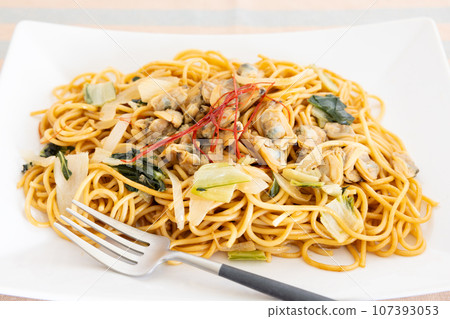 美味的蛤蜊義大利麵，奶油醬油味 107393053