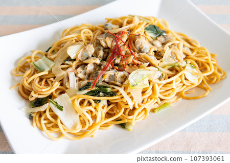 Delicious spaghetti with clams, butter soy sauce flavor 107393061