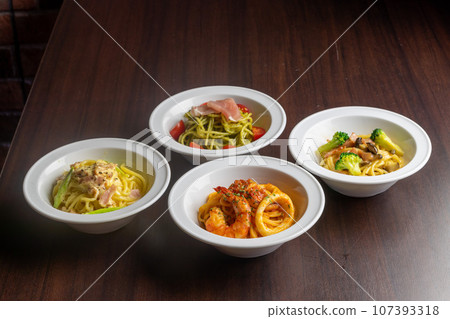 4 mini pasta dishes 107393318